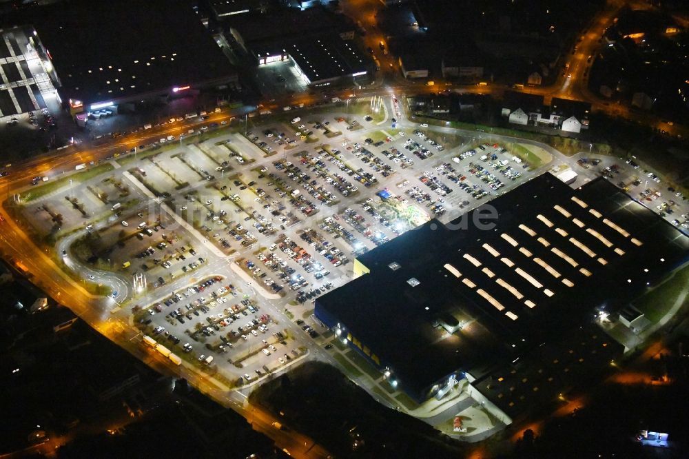 Fürth bei Nacht aus der Vogelperspektive: Nachtluftbild Gebäude des IKEA Möbel & Einrichtungshaus in Fürth im Bundesland Bayern, Deutschland