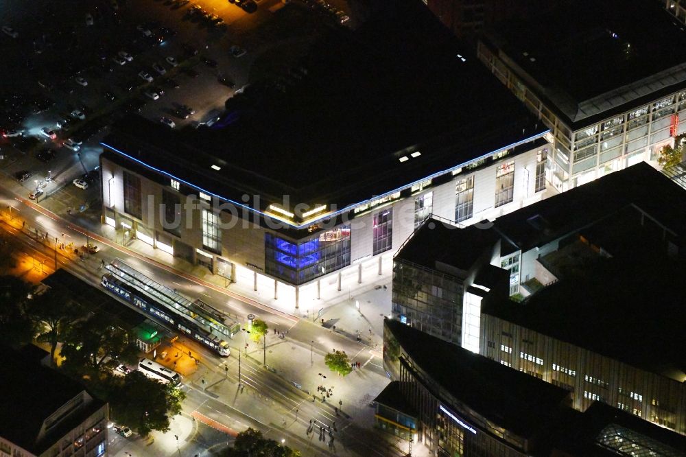 Dresden bei Nacht aus der Vogelperspektive: Nachtluftbild Gebäude des Kaufhauses Karstadt Dresden in Dresden im Bundesland Sachsen