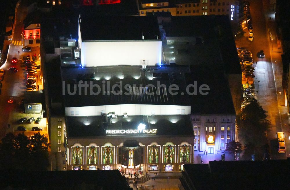 Berlin bei Nacht von oben - Nachtluftbild Gebäude des Konzerthauses und Theater- Schauspielhauses im Ortsteil Mitte in Berlin, Deutschland