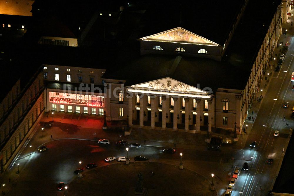 München bei Nacht aus der Vogelperspektive: Nachtluftbild Gebäude des Nationaltheaters am Max-Joseph-Platz in München im Bundesland Bayern