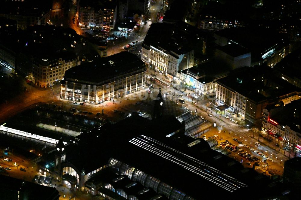 Nachtluftbild Hamburg - Nachtluftbild Gebäude des Ohnsorg-Theater am Heidi-Kabel-Platz im Ortsteil Sankt Georg in Hamburg, Deutschland