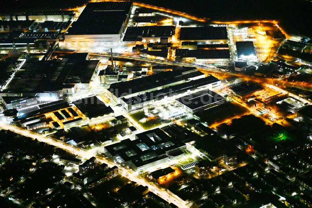 Ingolstadt bei Nacht von oben - Nachtluftbild Gebäude und Produktionshallen auf dem Werksgelände des Automobilherstellers Audi in Ingolstadt im Bundesland Bayern
