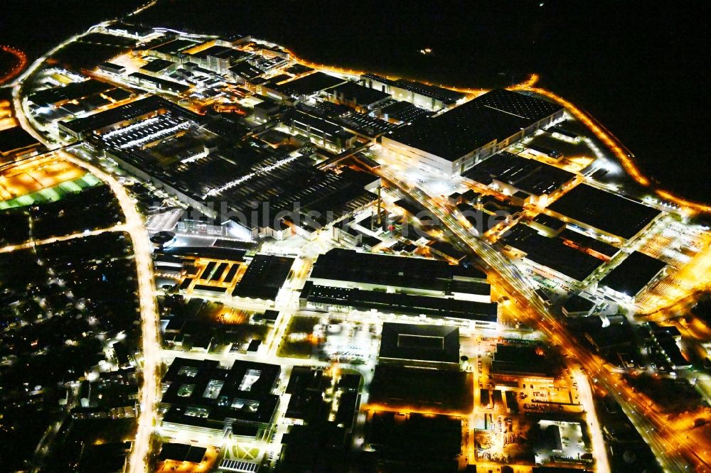 Nachtluftbild Ingolstadt - Nachtluftbild Gebäude und Produktionshallen auf dem Werksgelände des Automobilherstellers Audi in Ingolstadt im Bundesland Bayern