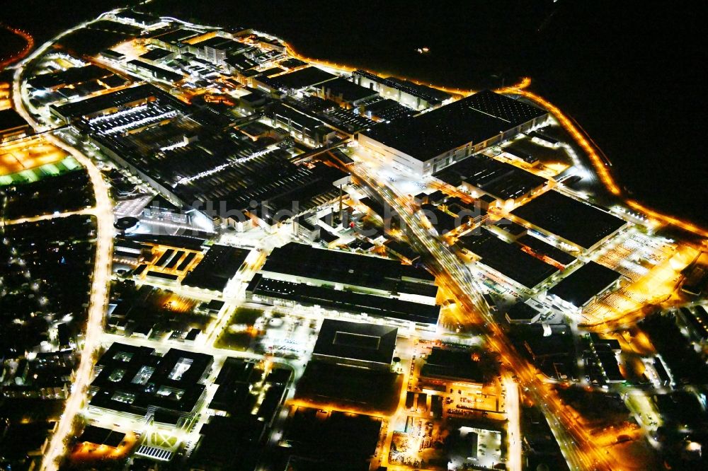 Nacht-Luftaufnahme Ingolstadt - Nachtluftbild Gebäude und Produktionshallen auf dem Werksgelände des Automobilherstellers Audi in Ingolstadt im Bundesland Bayern