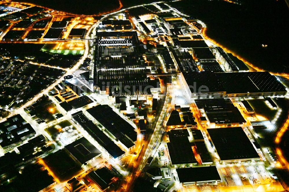 Ingolstadt bei Nacht von oben - Nachtluftbild Gebäude und Produktionshallen auf dem Werksgelände des Automobilherstellers Audi in Ingolstadt im Bundesland Bayern