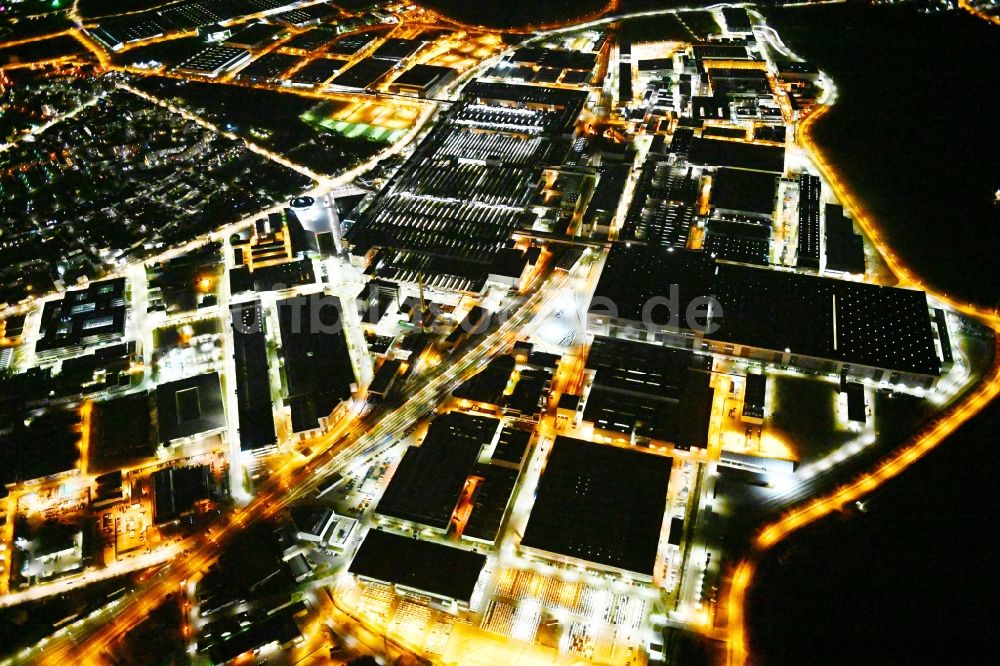 Ingolstadt bei Nacht aus der Vogelperspektive: Nachtluftbild Gebäude und Produktionshallen auf dem Werksgelände des Automobilherstellers Audi in Ingolstadt im Bundesland Bayern