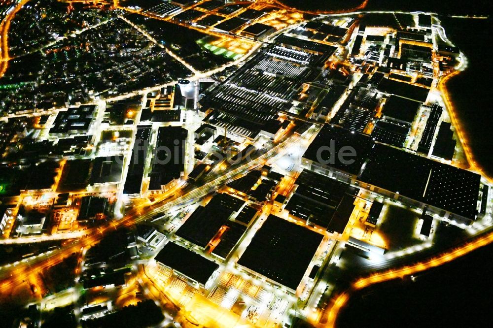 Nachtluftbild Ingolstadt - Nachtluftbild Gebäude und Produktionshallen auf dem Werksgelände des Automobilherstellers Audi in Ingolstadt im Bundesland Bayern