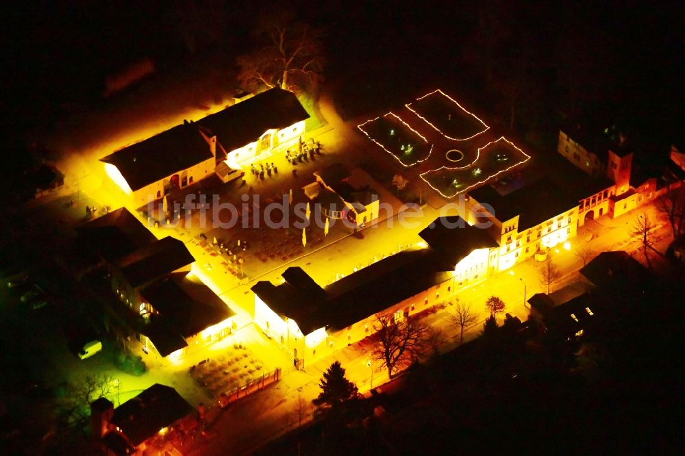 Nacht-Luftaufnahme Potsdam - Nachtluftbild Gebäude des Restaurant Krongut Bornstedt im Ortsteil Bornstedt in Potsdam im Bundesland Brandenburg, Deutschland