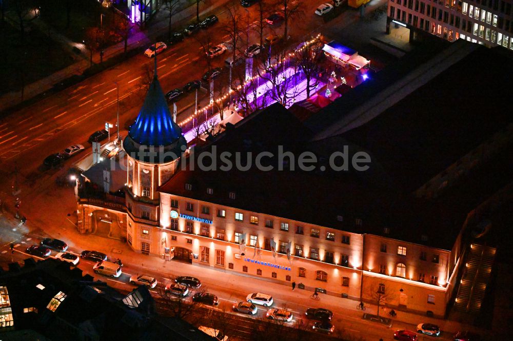München bei Nacht von oben - Nachtluftbild Gebäude des Restaurant Löwenbräukeller in München im Bundesland Bayern, Deutschland