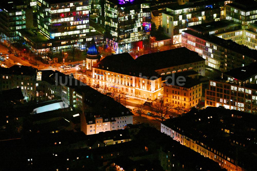 München bei Nacht aus der Vogelperspektive: Nachtluftbild Gebäude des Restaurant Löwenbräukeller in München im Bundesland Bayern, Deutschland