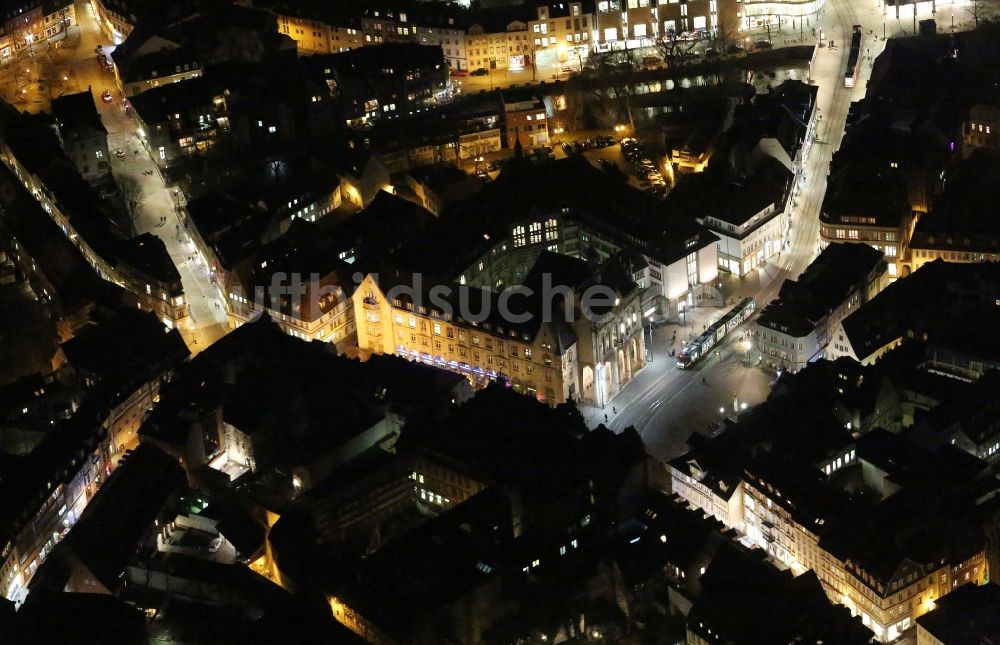 Nacht-Luftaufnahme Erfurt - Nachtluftbild Gebäude der Stadtverwaltung - historisches Rathaus am Fischmarkt in der Altstadt in Erfurt im Bundesland Thüringen, Deutschland