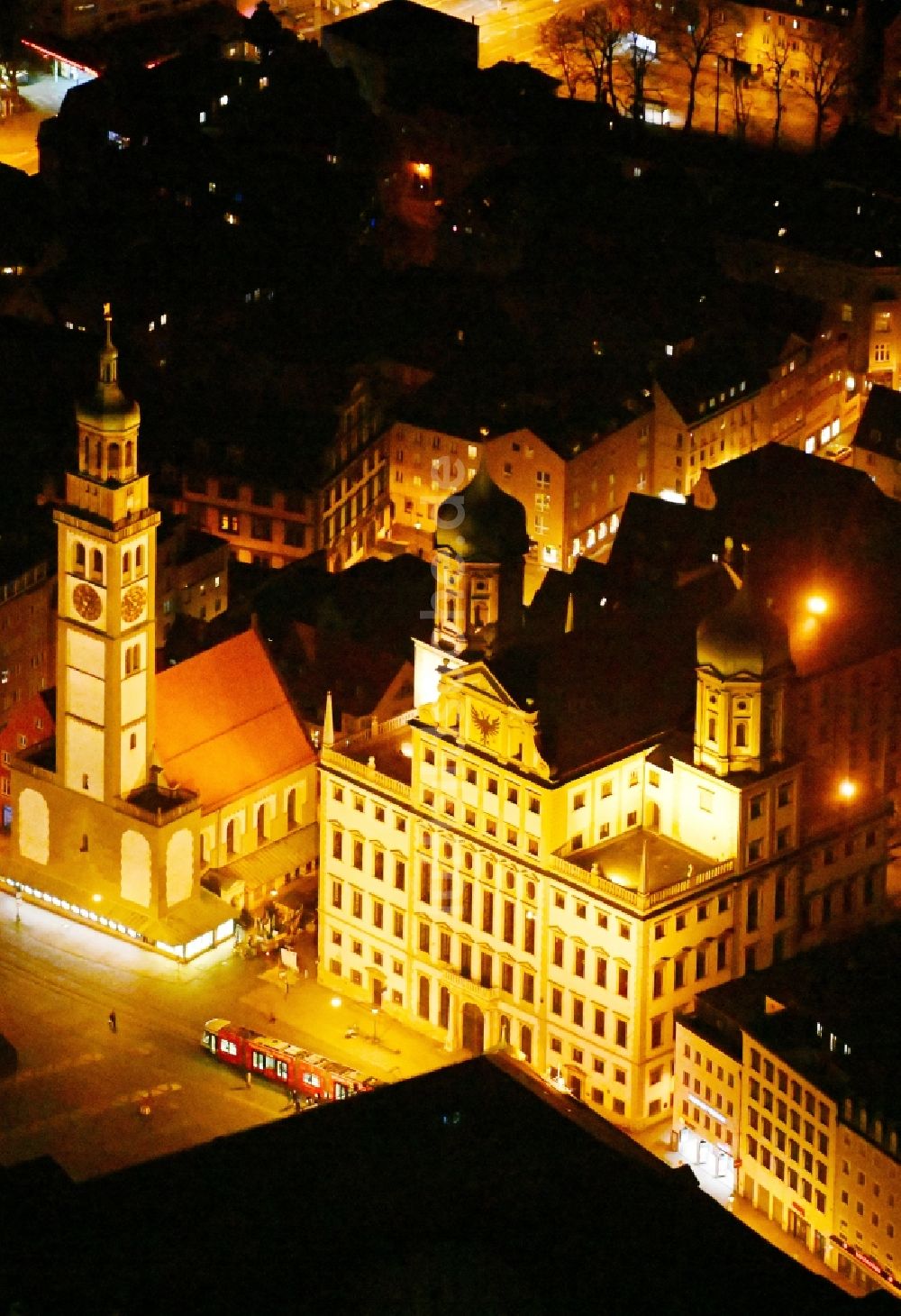 Augsburg bei Nacht von oben - Nachtluftbild Gebäude der Stadtverwaltung - Rathaus mit Kath. Kirche St. Peter am Perlach in Augsburg im Bundesland Bayern, Deutschland