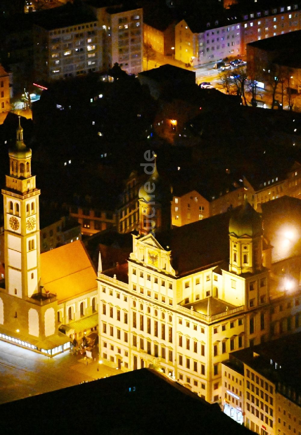 Augsburg bei Nacht von oben - Nachtluftbild Gebäude der Stadtverwaltung - Rathaus mit Kath. Kirche St. Peter am Perlach in Augsburg im Bundesland Bayern, Deutschland