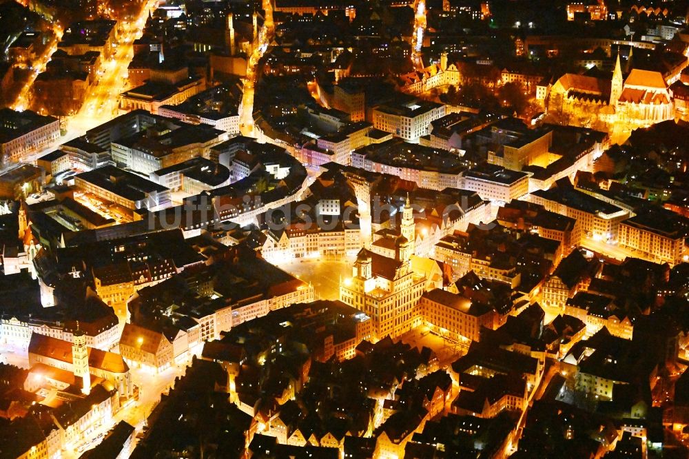 Nacht-Luftaufnahme Augsburg - Nachtluftbild Gebäude der Stadtverwaltung - Rathaus mit Kath. Kirche St. Peter am Perlach in Augsburg im Bundesland Bayern, Deutschland