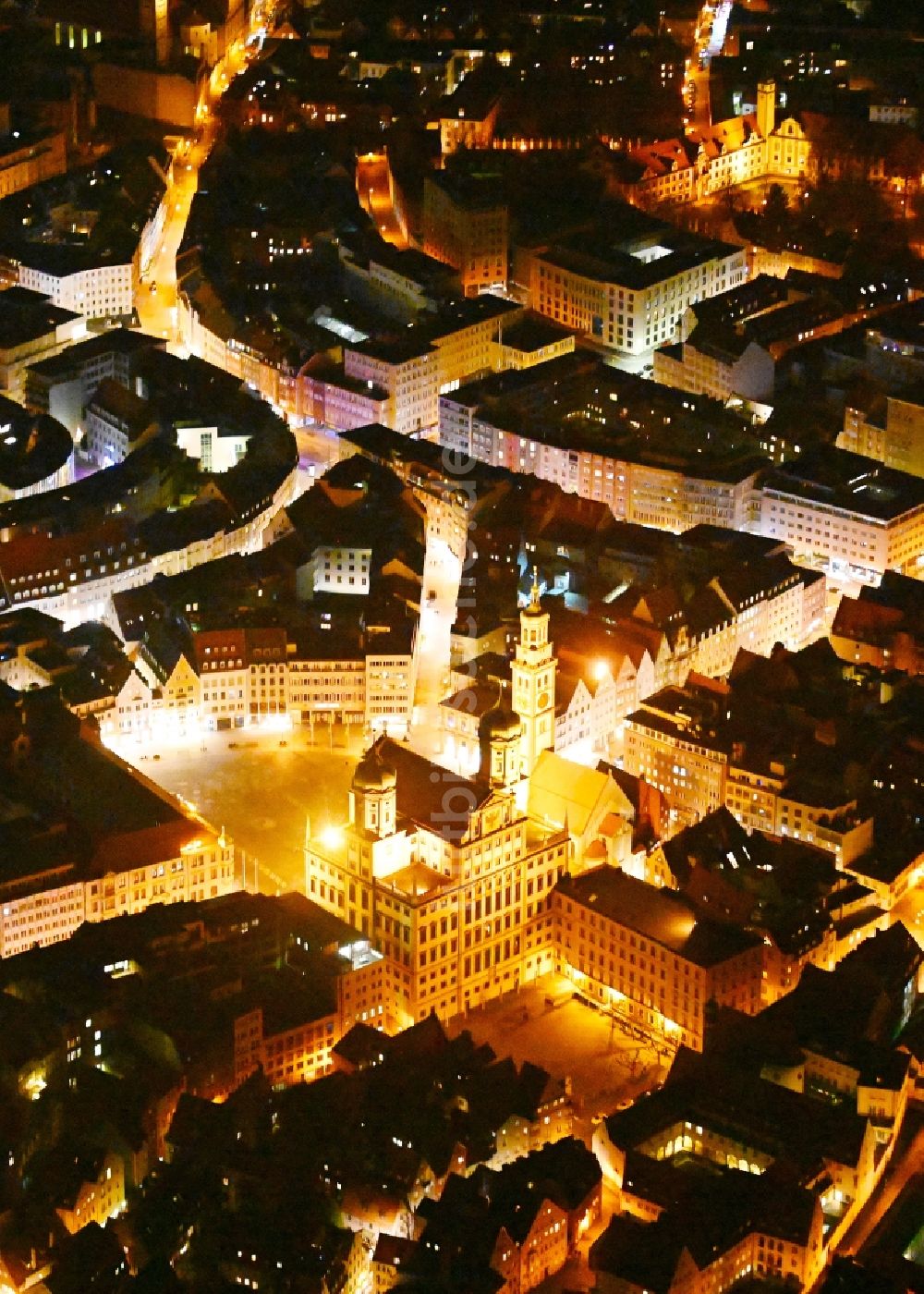 Nachtluftbild Augsburg - Nachtluftbild Gebäude der Stadtverwaltung - Rathaus mit Kath. Kirche St. Peter am Perlach in Augsburg im Bundesland Bayern, Deutschland