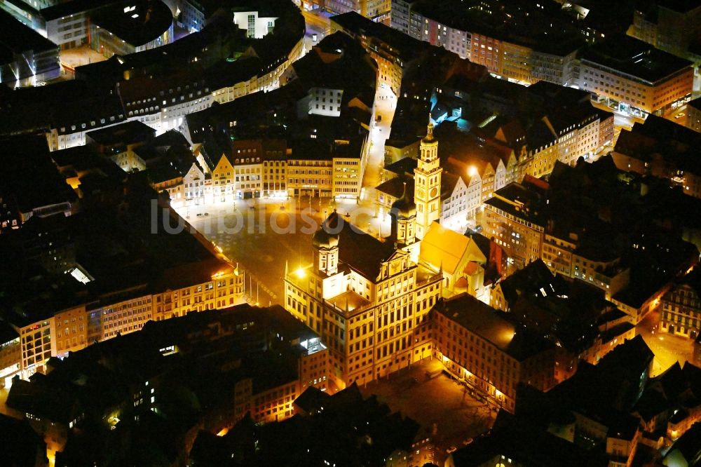 Nacht-Luftaufnahme Augsburg - Nachtluftbild Gebäude der Stadtverwaltung - Rathaus mit Kath. Kirche St. Peter am Perlach in Augsburg im Bundesland Bayern, Deutschland
