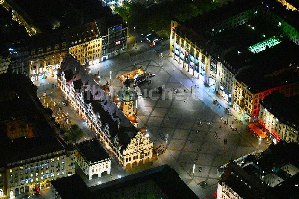 Leipzig bei Nacht von oben - Nachtluftbild Gebäude der Stadtverwaltung - Rathaus am Markt in Leipzig im Bundesland Sachsen, Deutschland
