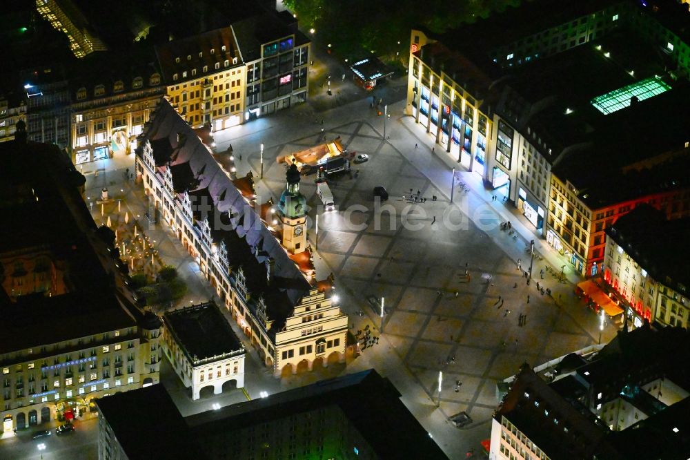 Leipzig bei Nacht aus der Vogelperspektive: Nachtluftbild Gebäude der Stadtverwaltung - Rathaus am Markt in Leipzig im Bundesland Sachsen, Deutschland