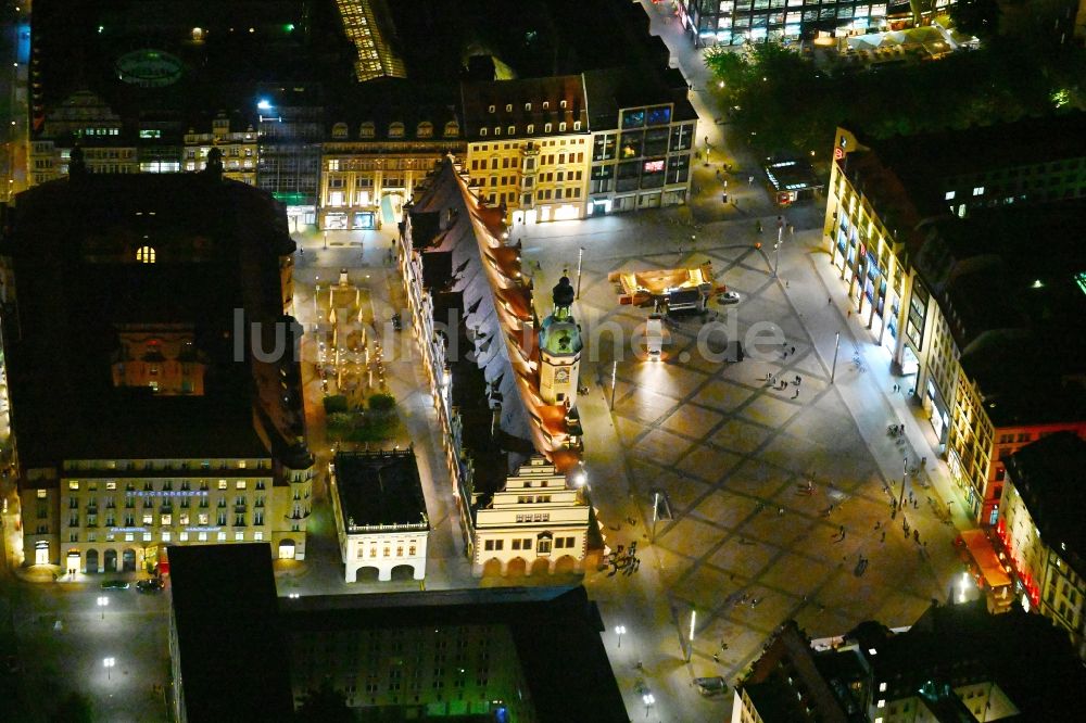 Nachtluftbild Leipzig - Nachtluftbild Gebäude der Stadtverwaltung - Rathaus am Markt in Leipzig im Bundesland Sachsen, Deutschland