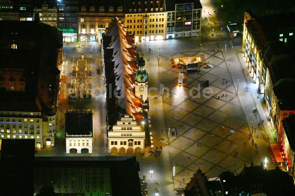 Nacht-Luftaufnahme Leipzig - Nachtluftbild Gebäude der Stadtverwaltung - Rathaus am Markt in Leipzig im Bundesland Sachsen, Deutschland
