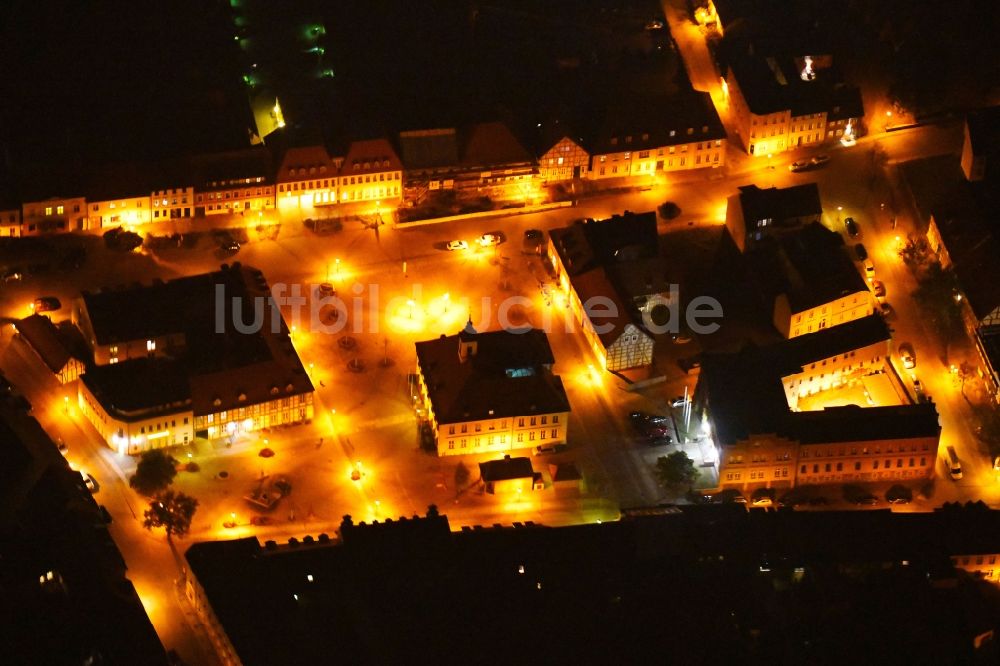 Nacht-Luftaufnahme Angermünde - Nachtluftbild Gebäude der Stadtverwaltung - Rathaus am Marktplatz in Angermünde im Bundesland Brandenburg, Deutschland