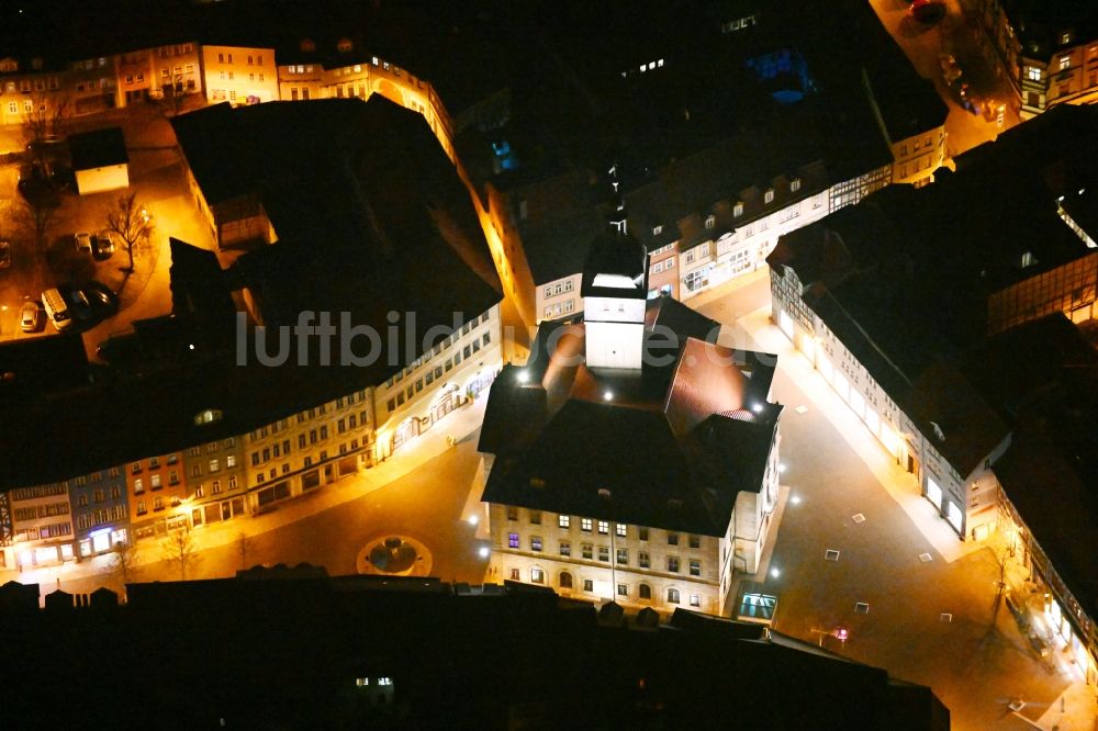 Nacht-Luftaufnahme Bad Langensalza - Nachtluftbild Gebäude der Stadtverwaltung - Rathaus am Marktplatz in Bad Langensalza im Bundesland Thüringen, Deutschland