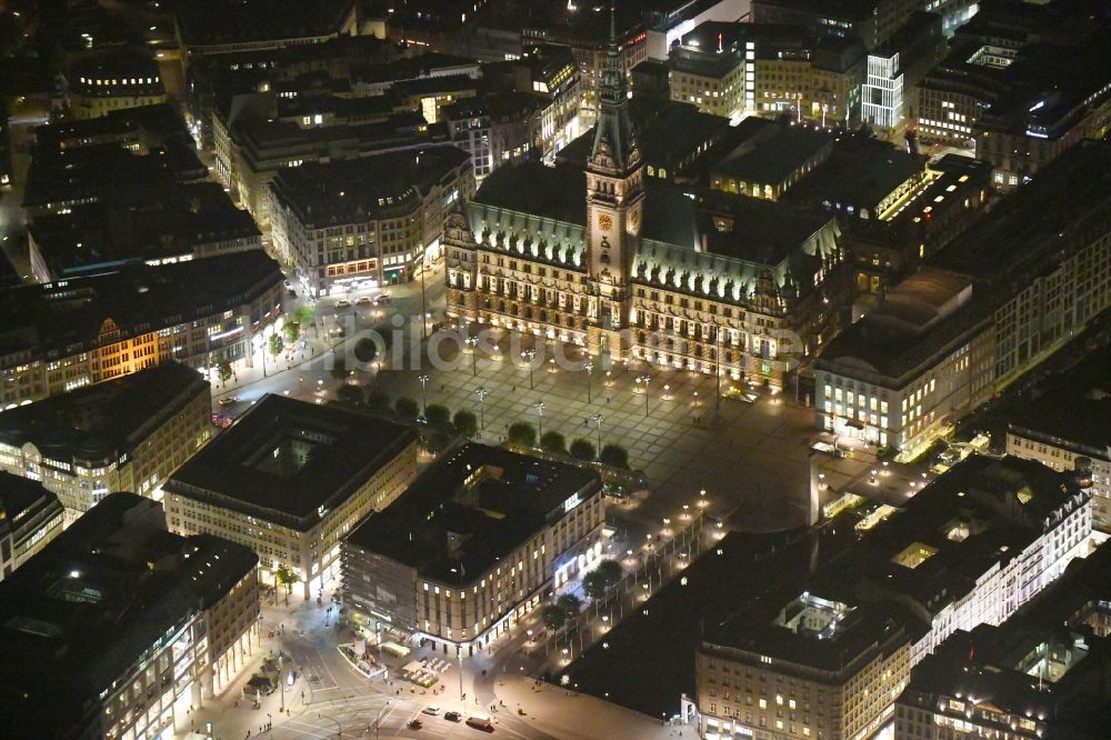 Hamburg bei Nacht aus der Vogelperspektive: Nachtluftbild Gebäude der Stadtverwaltung - Rathaus am Marktplatz in Hamburg, Deutschland