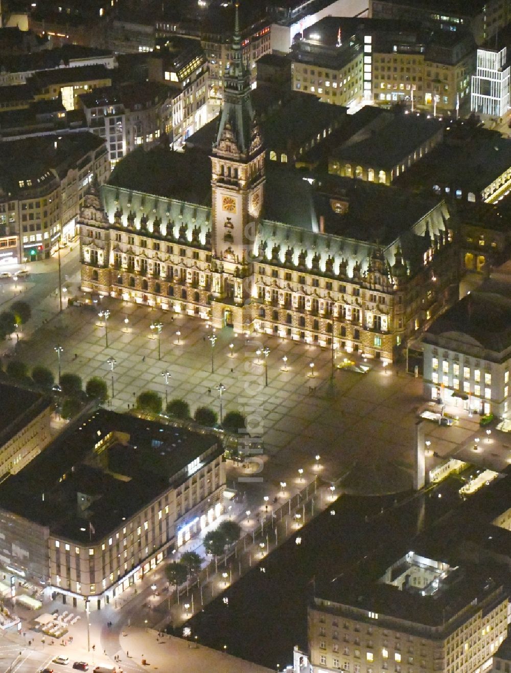 Nachtluftbild Hamburg - Nachtluftbild Gebäude der Stadtverwaltung - Rathaus am Marktplatz in Hamburg, Deutschland