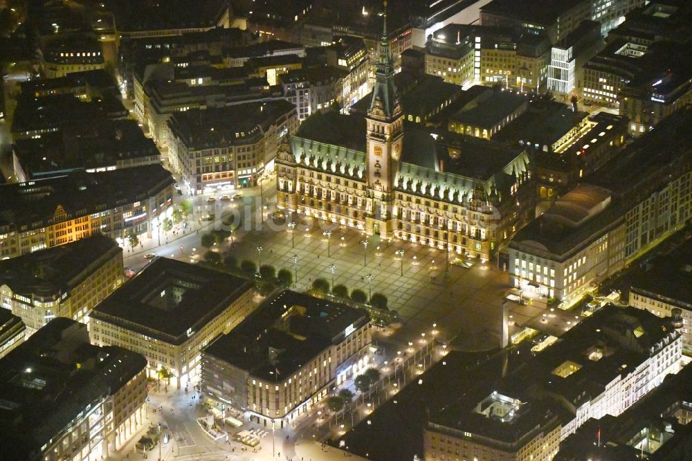 Nacht-Luftaufnahme Hamburg - Nachtluftbild Gebäude der Stadtverwaltung - Rathaus am Marktplatz in Hamburg, Deutschland
