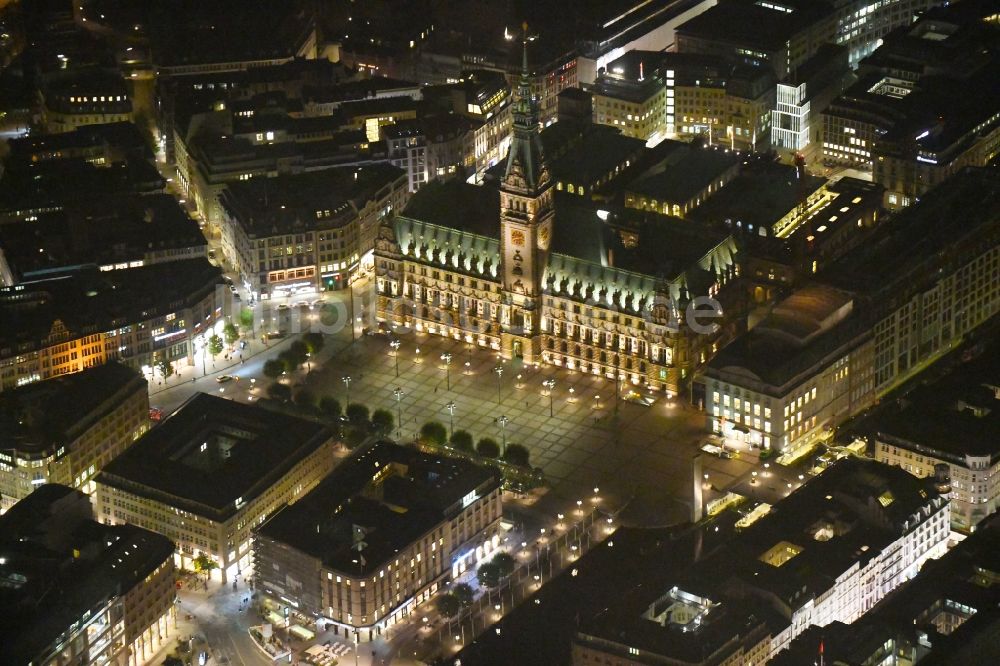 Hamburg bei Nacht aus der Vogelperspektive: Nachtluftbild Gebäude der Stadtverwaltung - Rathaus am Marktplatz in Hamburg, Deutschland