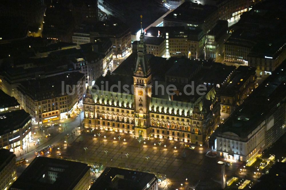 Hamburg bei Nacht von oben - Nachtluftbild Gebäude der Stadtverwaltung - Rathaus am Marktplatz in Hamburg, Deutschland