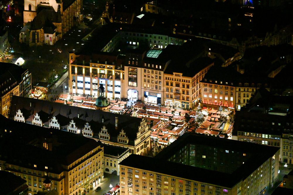 Nachtluftbild Leipzig - Nachtluftbild Gebäude der Stadtverwaltung - Rathaus am Marktplatz im Ortsteil Mitte in Leipzig im Bundesland Sachsen