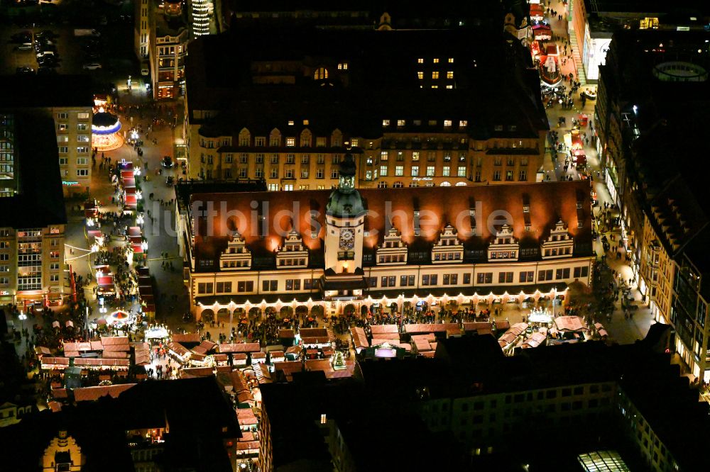 Nacht-Luftaufnahme Leipzig - Nachtluftbild Gebäude der Stadtverwaltung - Rathaus am Marktplatz im Ortsteil Mitte in Leipzig im Bundesland Sachsen