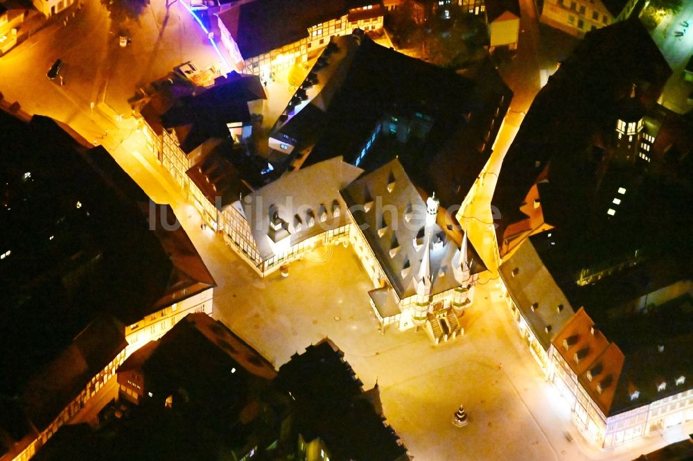 Nacht-Luftaufnahme Wernigerode - Nachtluftbild Gebäude der Stadtverwaltung - Rathaus am Marktplatz in Wernigerode im Bundesland Sachsen-Anhalt, Deutschland
