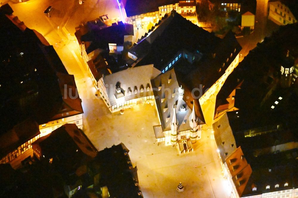 Wernigerode bei Nacht von oben - Nachtluftbild Gebäude der Stadtverwaltung - Rathaus am Marktplatz in Wernigerode im Bundesland Sachsen-Anhalt, Deutschland