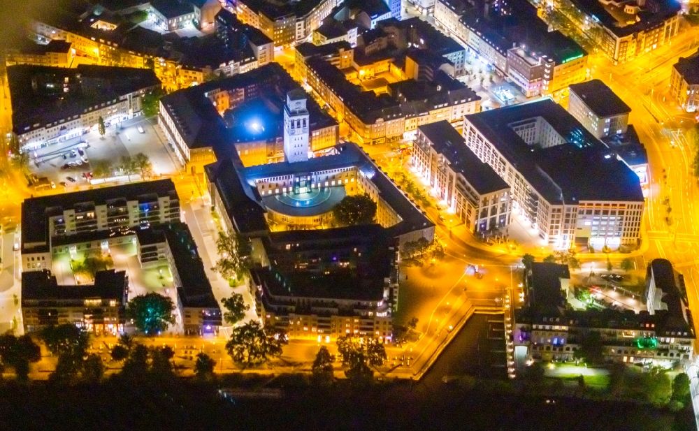 Mülheim an der Ruhr bei Nacht aus der Vogelperspektive: Nachtluftbild Gebäude der Stadtverwaltung - Rathaus in Mülheim an der Ruhr im Bundesland Nordrhein-Westfalen, Deutschland