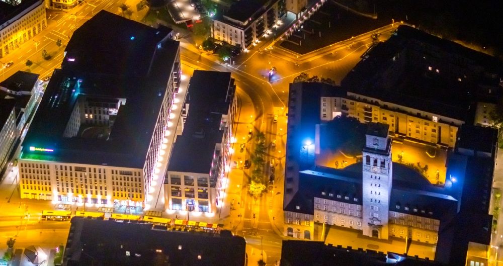 Nacht-Luftaufnahme Mülheim an der Ruhr - Nachtluftbild Gebäude der Stadtverwaltung - Rathaus in Mülheim an der Ruhr im Bundesland Nordrhein-Westfalen, Deutschland