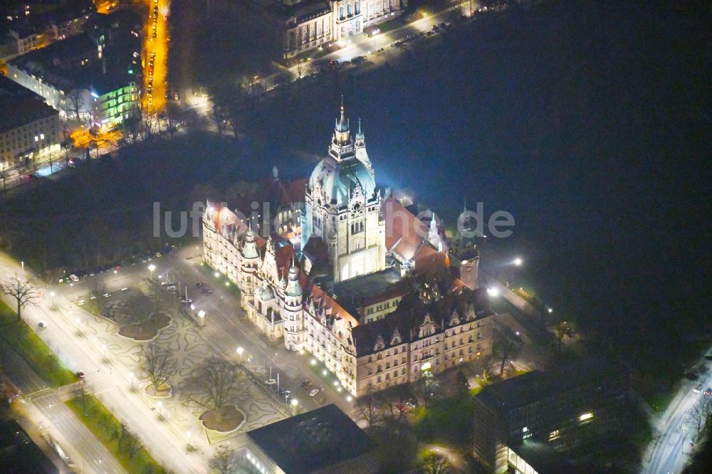 Nacht-Luftaufnahme Hannover - Nachtluftbild Gebäude der Stadtverwaltung - Rathaus Neues Rathaus am Trammplatz in der Innenstadt von Hannover im Bundesland Niedersachsen