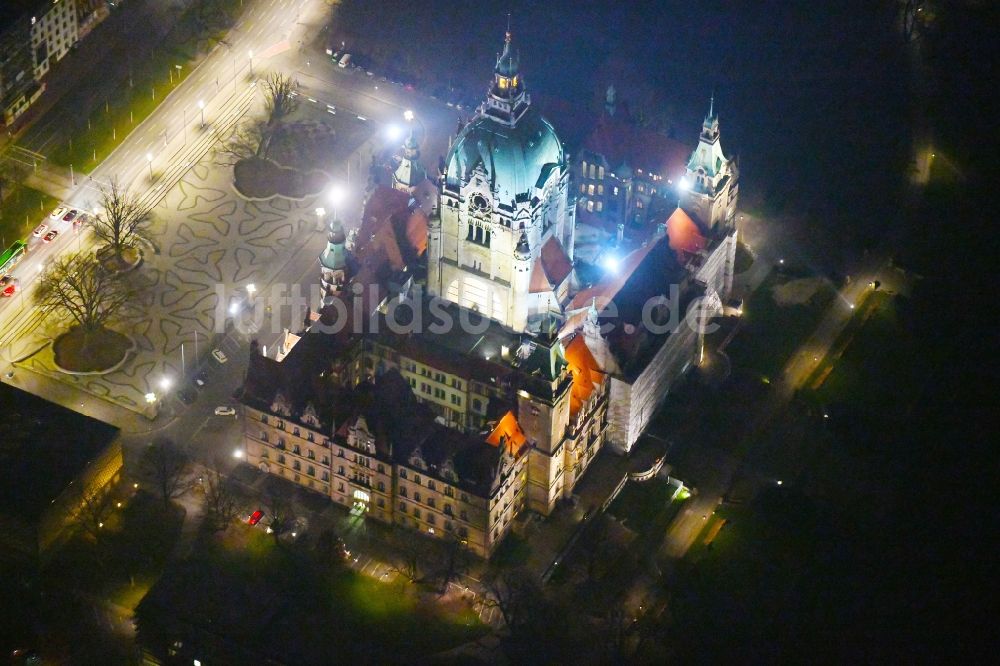 Hannover bei Nacht von oben - Nachtluftbild Gebäude der Stadtverwaltung - Rathaus Neues Rathaus am Trammplatz in der Innenstadt von Hannover im Bundesland Niedersachsen