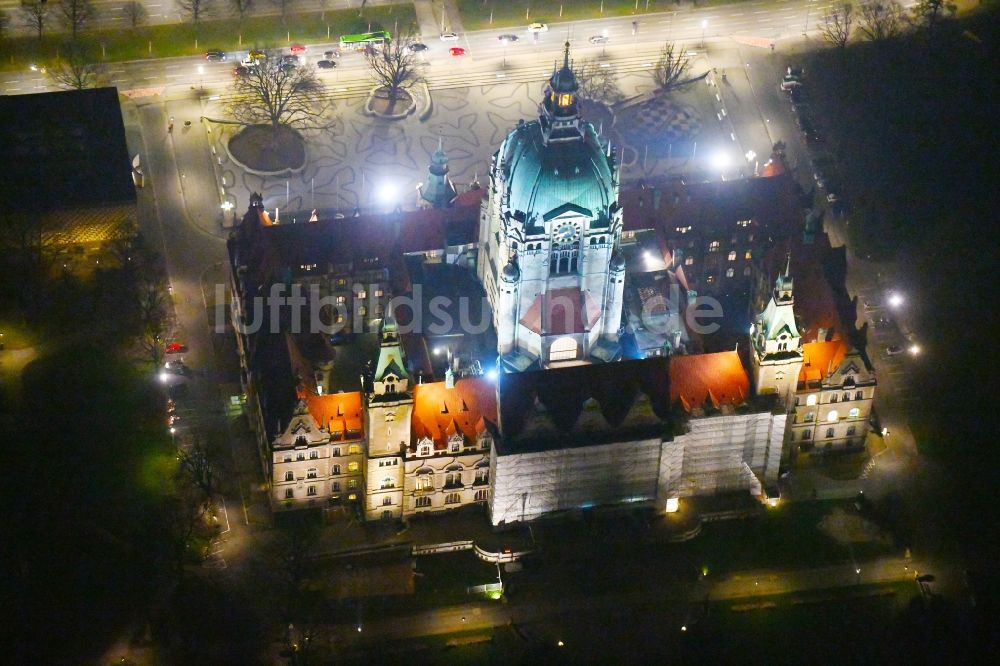 Nachtluftbild Hannover - Nachtluftbild Gebäude der Stadtverwaltung - Rathaus Neues Rathaus am Trammplatz in der Innenstadt von Hannover im Bundesland Niedersachsen
