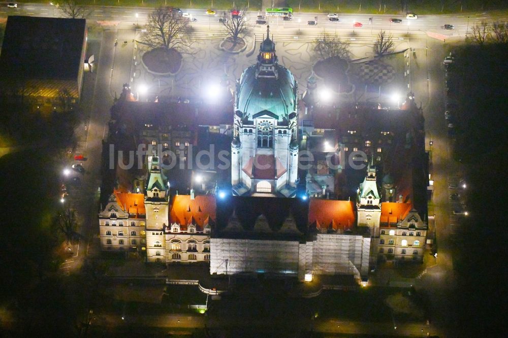 Nacht-Luftaufnahme Hannover - Nachtluftbild Gebäude der Stadtverwaltung - Rathaus Neues Rathaus am Trammplatz in der Innenstadt von Hannover im Bundesland Niedersachsen