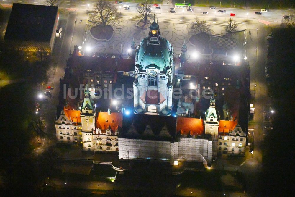 Hannover bei Nacht von oben - Nachtluftbild Gebäude der Stadtverwaltung - Rathaus Neues Rathaus am Trammplatz in der Innenstadt von Hannover im Bundesland Niedersachsen