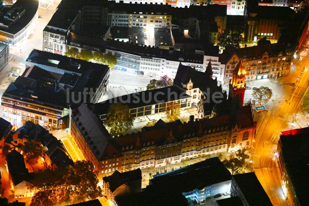 Nacht-Luftaufnahme Saarbrücken - Nachtluftbild Gebäude der Stadtverwaltung - Rathaus in Saarbrücken im Bundesland Saarland, Deutschland