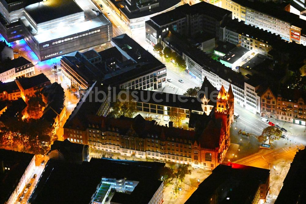 Saarbrücken bei Nacht von oben - Nachtluftbild Gebäude der Stadtverwaltung - Rathaus in Saarbrücken im Bundesland Saarland, Deutschland