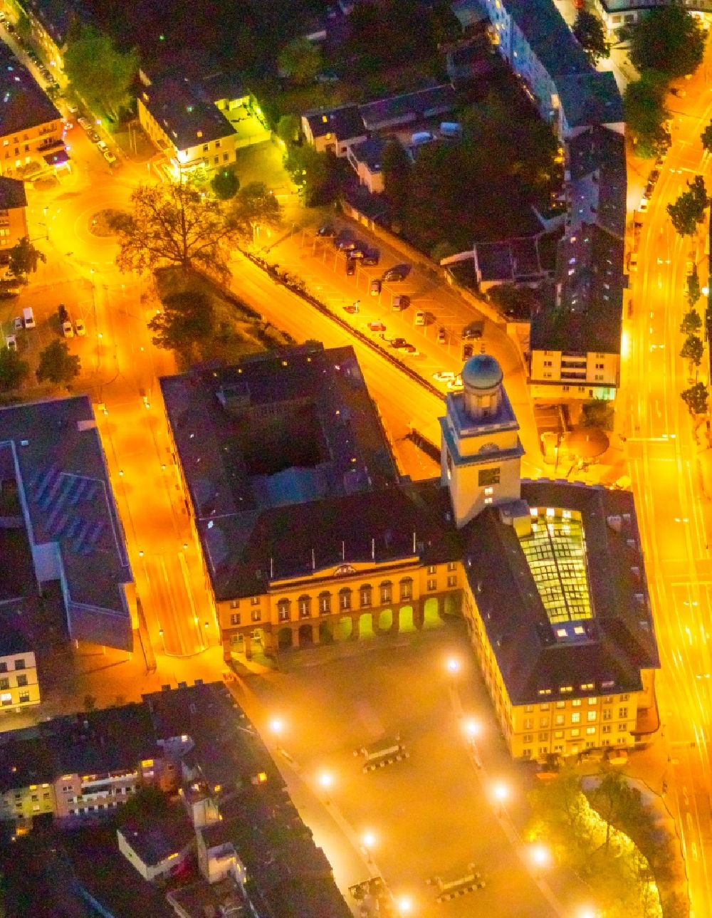 Nacht-Luftaufnahme Witten - Nachtluftbild Gebäude der Stadtverwaltung - Rathaus Witten in Witten im Bundesland Nordrhein-Westfalen, Deutschland