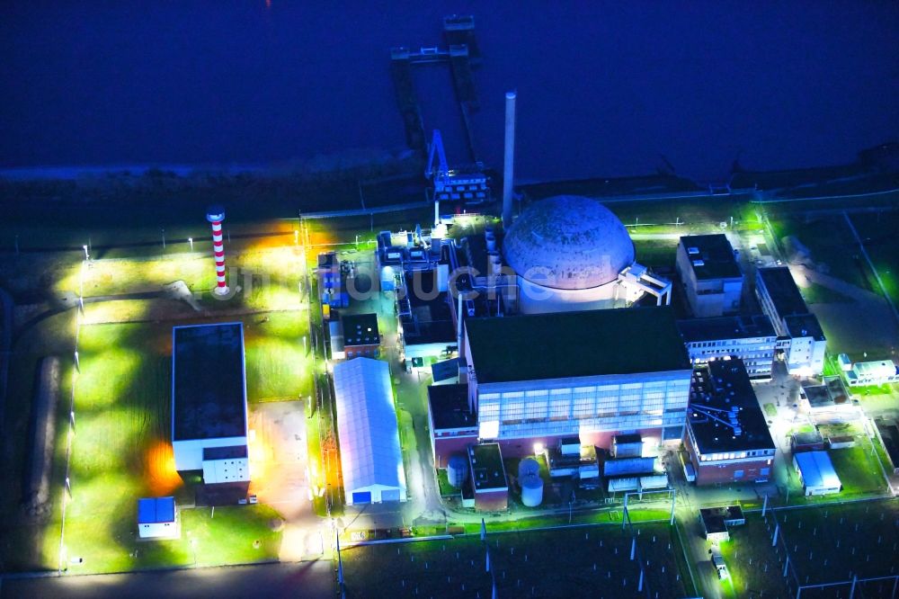 Nacht-Luftaufnahme Stade - Nachtluftbild Gebäude der stillgelegten Reaktorblöcke und Anlagen des AKW - KKW Kernkraftwerk Stade in Stadersand im Bundesland Niedersachsen