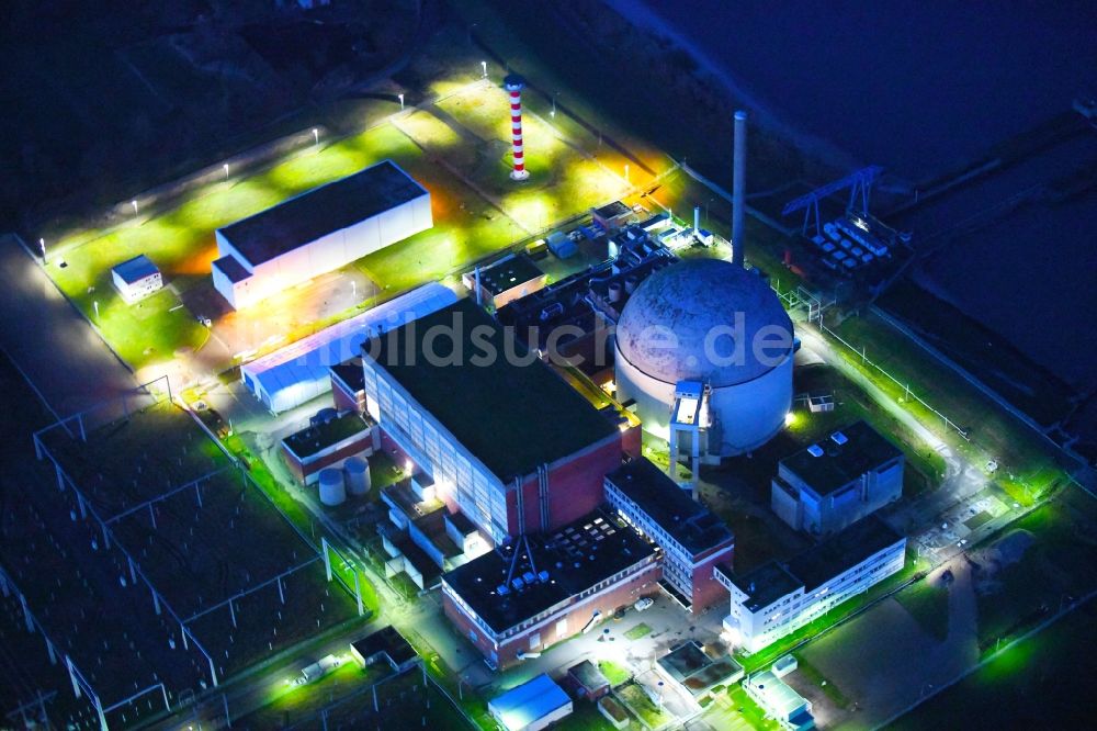 Stade bei Nacht von oben - Nachtluftbild Gebäude der stillgelegten Reaktorblöcke und Anlagen des AKW - KKW Kernkraftwerk Stade in Stadersand im Bundesland Niedersachsen