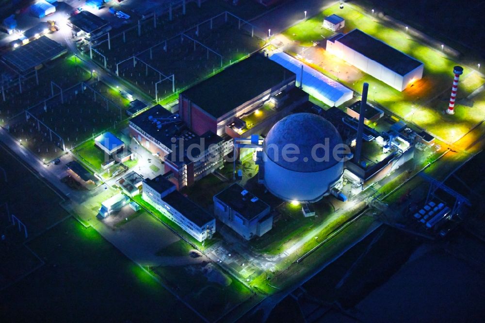 Nachtluftbild Stade - Nachtluftbild Gebäude der stillgelegten Reaktorblöcke und Anlagen des AKW - KKW Kernkraftwerk Stade in Stadersand im Bundesland Niedersachsen