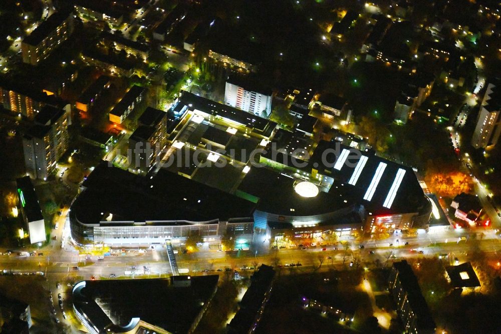 Berlin bei Nacht aus der Vogelperspektive: Nachtluftbild Gebäudekomplex des Einkaufszentrums Gropius Passagen im Ortsteil Gropiusstadt im Bezirk Neukölln in Berlin
