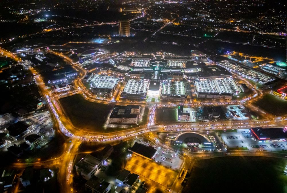 Nacht-Luftaufnahme Oberhausen - Nachtluftbild Gebäudekomplex und Gelände des Einkaufszentrum Centro in Oberhausen im Bundesland Nordrhein-Westfalen